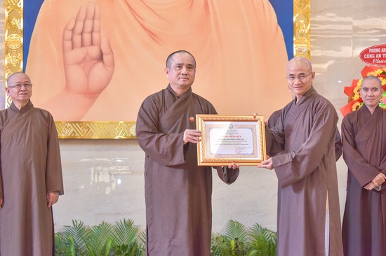 Thượng tọa Thích Tâm Hải nhận Bằng công đức của Ban Thường trực Ban Trị sự GHPGVN TP.HCM ghi nhận những đóng góp tích cực trong công tác thông tin - truyền thông Phật giáo TP.HCM năm 2025 - Ảnh: Quảng Đạo/BGN