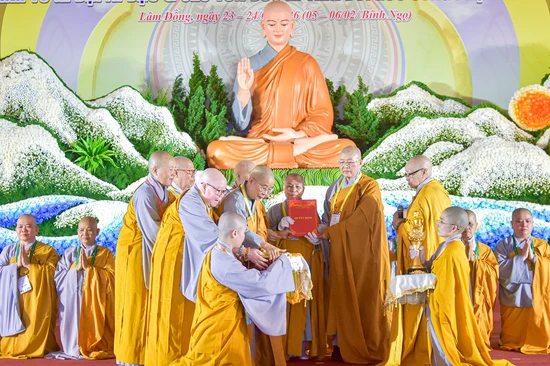 Chư Ni trưởng Phân ban Ni giới T.Ư, Phân ban Ni giới tỉnh Lâm Đồng trao biểu tượng và cờ luân lưu đến Phân ban Ni giới tỉnh Quảng Trị, đơn vị đăng cai tổ chức đại lễ vào năm 2027 - Ảnh: Quảng Đạo/BGN