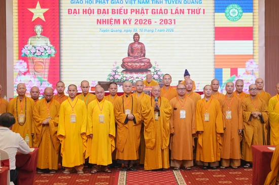 Hòa thượng Thích Gia Quang cùng tập thể Ban Trị sự GHPGVN tỉnh Tuyên Quang nhiệm kỳ 2026-2031 phát biểu nhận nhiệm vụ
