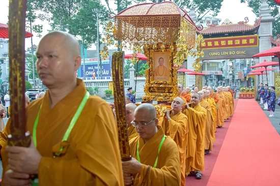 Cung rước giới bổn và di ảnh Trưởng lão Hòa thượng Thích Thanh Kiểm về Việt Nam Quốc Tự - Ảnh: Quảng Đạo/BGN