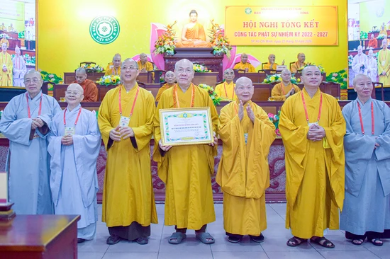 Tập thể Ban Từ thiện xã hội Trung ương nhận Bằng tuyên dương công đức của Trung ương Giáo hội - Ảnh: Quảng Đạo/BGN