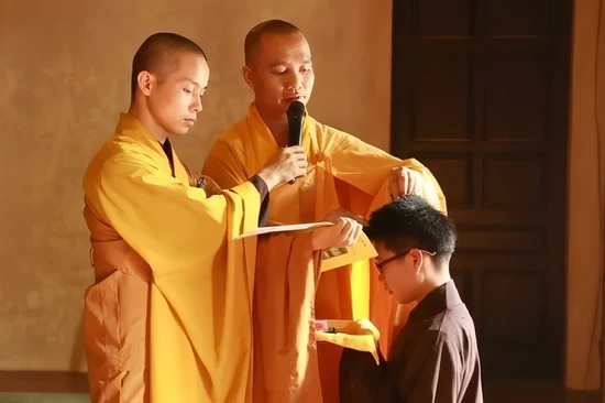 Nghi thức xuống tóc xuất gia - Ảnh mang tính minh họa