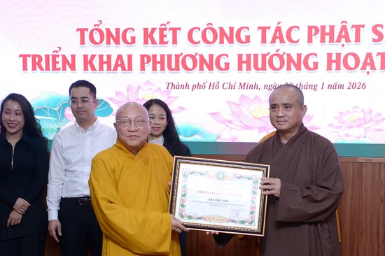Hòa thượng Thích Gia Quang, Phó Chủ tịch Hội đồng Trị sự, Trưởng ban Thông tin - Truyền thông T.Ư trao Bằng tuyên dương công đức của Ban Thường trực Hội đồng Trị sự GHPGVN đến Báo Giác Ngộ