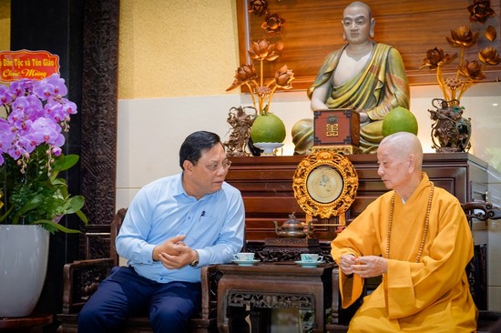 Đức Pháp chủ GHPGVN và Thứ trưởng Bộ Dân tộc và Tôn giáo Nguyễn Hải Trung - Ảnh: Nguyện Truyền/BGN