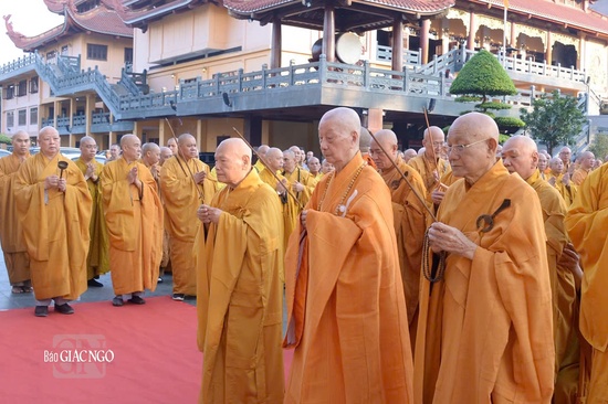 Đức Pháp chủ, Trưởng lão Hòa thượng Chủ tịch Hội đồng Trị sự cùng chư vị Trưởng lão dâng hương trước tháp Đa Bảo - nơi an vĩnh viễn xá-lợi Trái tim Bồ-tát Thích Quảng Đức - Ảnh: Bảo Toàn/BGN