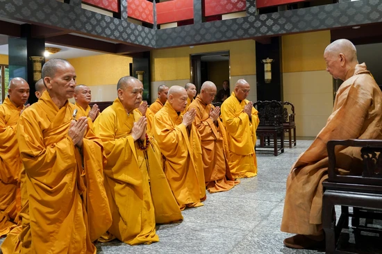 Trưởng lão Hòa thượng Thích Thiện Nhơn tác bạch khánh tuế Đức Pháp chủ GHPGVN - Ảnh: Nguyện Truyền/BGN