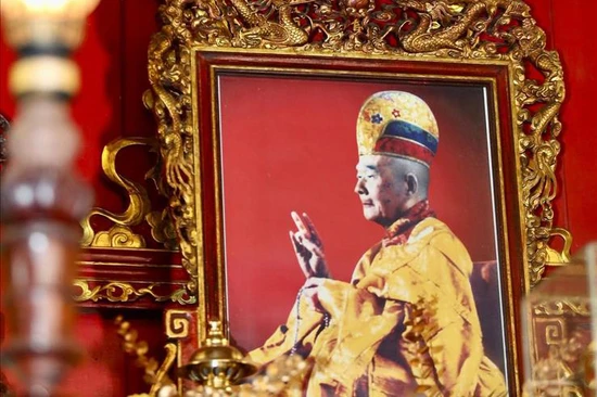 Đức Pháp chủ dâng hương tưởng niệm Đại lão Hòa thượng Thích Tịnh Khiết và chư tôn đức tại tổ đường thiền viện Vạn Hạnh - Ảnh: Bảo Toàn/BGN