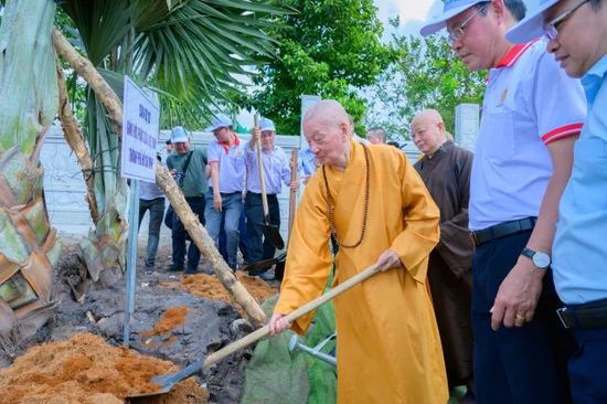 Đức Pháp chủ GHPGVN tham dự ngày hội môi trường 19-5 trong chương trình Vườn cây Đại đoàn kết - Ảnh: Tâm Quý/BGN