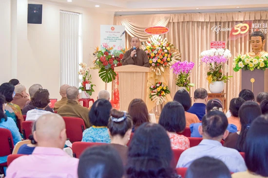 Thượng tọa Thích Tâm Hải, Tổng Biên tập Báo Giác Ngộ chia sẻ và tri ân trong buổi họp mặt Kỷ niệm 101 năm Ngày Báo chí Cách mạng Việt Nam, tại trụ sở tòa soạn Báo Giác Ngộ - Ảnh: Quảng Đạo