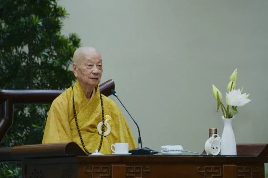 Đại lão Hòa thượng Thích Trí Quảng, Pháp chủ GHPGVN khai thị trong khóa tu Ngày an lạc kỳ 3 ở Học viện Phật giáo VN tại TP.HCM - Ảnh: Bảo Toàn/BGN