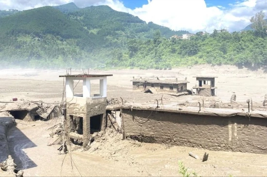 Lũ quét thảm họa kinh hoàng do một sông băng sụp xuống từ đỉnh núi Langtang Lirung thuộc dãy Himalaya biên giới giữa Nepal và Tây Tạng, Trung Quốc xảy ra hôm 26-8-2026 đã tàn phá khu vực biên giới và làm cho hàng nghìn người dân thiệt mạng, hàng nghìn người bị mất tích và bị thương, hàng chục nghìn người bị ảnh hưởng...