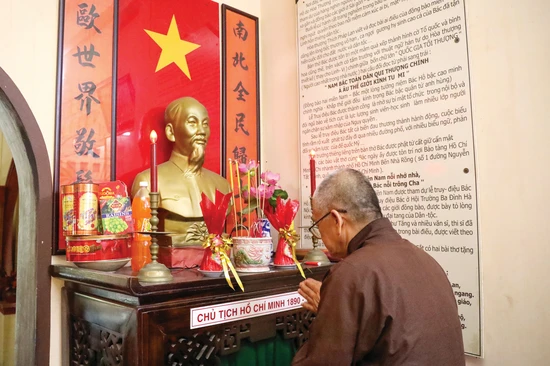 Bàn thờ Chủ tịch Hồ Chí Minh tại chùa Khánh Hưng được duy trì cho tới hiện nay - Ảnh: Võ Tấn/BGN