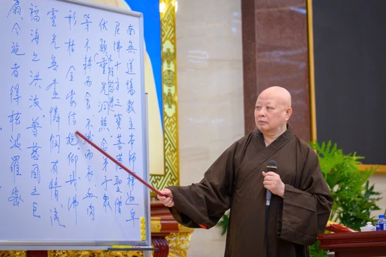 Hòa thượng Thích Lệ Trang, Trưởng ban Trị sự GHPGVN TP.HCM trực tiếp giảng dạy quy củ thiền môn cho các giới tử - Ảnh: Tâm Quý/Báo Giác Ngộ