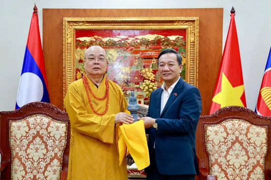 Trưởng lão Hòa thượng Thích Thanh Nhiễu tặng Đại sứ Nguyễn Minh Tâm tôn tượng Đức Phật A Di Đà, được tạo tác theo mẫu tôn tượng đang tôn trí tại chùa Phật Tích - Việt Nam - Ảnh: Du Nhiên/BGN