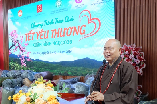 Thượng tọa Thích Thanh Phong có lời thăm hỏi đến đồng bào tại các xã Cốc San và Bảo Hà, tỉnh Lào Cai nhân dịp Tết cổ truyền Bính Ngọ của dân tộc đang cận kề - Ảnh: Nguyễn Cường