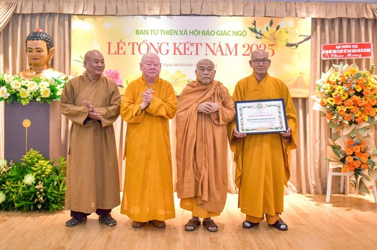 Hòa thượng Thích Giác Toàn trao Bằng tuyên dương công đức của Hội đồng Trị sự GHPGVN đến tập thể Ban Từ thiện xã hội Báo Giác Ngộ - Ảnh: Quảng Đạo/BGN