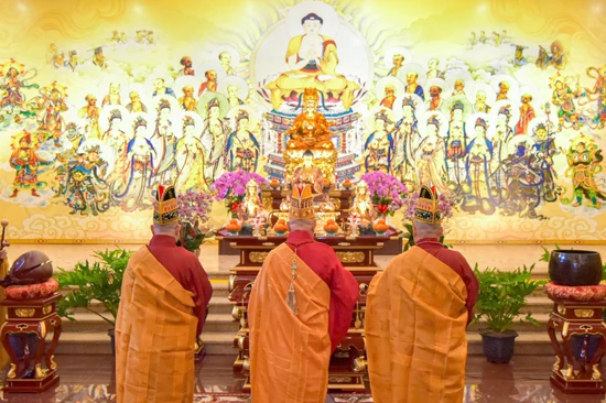 Chư vị đàn chủ niêm hương tại Lễ khai đàn Pháp hội Dược Sư "Tiêu tai diên thọ - kỳ quốc thái dân an - nguyện phong điều vũ thuận" - Ảnh: Quảng Đạo/BGN