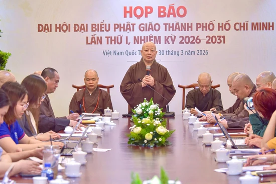 Hòa thượng Thích Lệ Trang, Trưởng ban Tổ chức Đại hội đại biểu Phật giáo TP.HCM lần thứ I chủ trì buổi họp báo thông tin về đại hội - Ảnh: Quảng Đạo/BGN