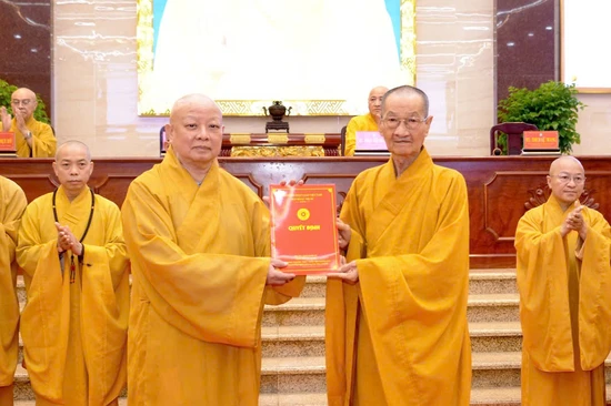 Trưởng lão Hòa thượng Thích Huệ Văn trao quyết định đến Hòa thượng Thích Lệ Trang, Trưởng ban Trị sự GHPGVN TP.HCM nhiệm kỳ 2026-2031 - Ảnh: Bảo Toàn/BGN