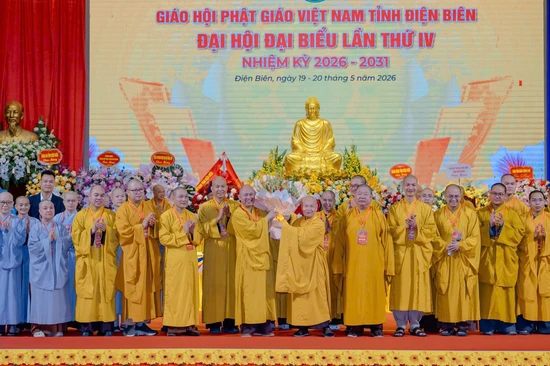 Trưởng lão Hòa thượng Thích Thiện Nhơn tặng hoa chúc mừng Thượng tọa Thích Đức Thiện, tân Trưởng ban Trị sự tỉnh - Ảnh: Đăng Huy