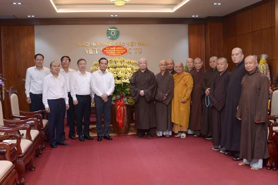 Phái đoàn lãnh đạo Thành phố do Bí thư Thành ủy TP.HCM Trần Lưu Quang dẫn đầu đến thăm và chúc mừng Phật đản đến chư tôn đức Ban Trị sự TP.HCM - Ảnh: Bảo Toàn/BGN