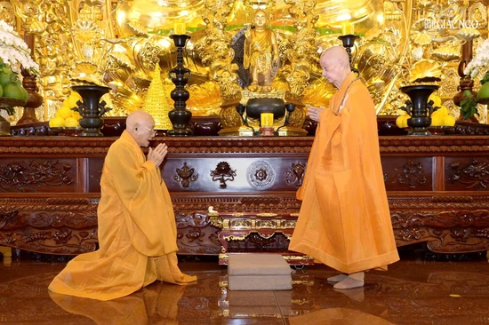 Nhị vị giáo phẩm đối thú tác pháp an cư theo hàng Thượng tọa - Ảnh: Bảo Toàn/BGN
