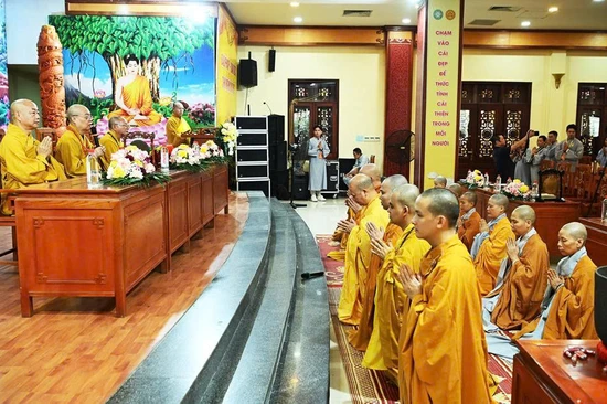 Chư hành giả trường hạ tùng lâm Quán Sứ đảnh lễ chư tôn đức chứng minh lễ khai pháp