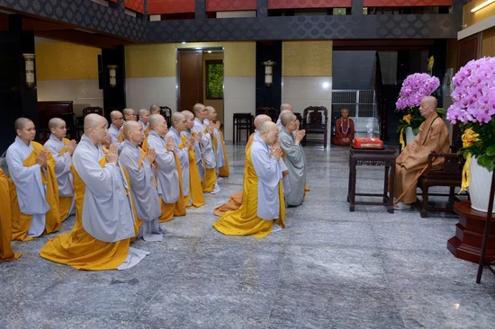 Chư Ni đảnh lễ Đức Pháp chủ GHPGVN tại chùa Huê Nghiêm