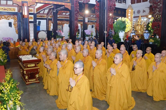Các vị tân Tỳ-kheo tấn đàn thọ nhận giới Bồ-tát tại tổ đình Vĩnh Nghiêm - Ảnh: Bảo Toàn/BGN