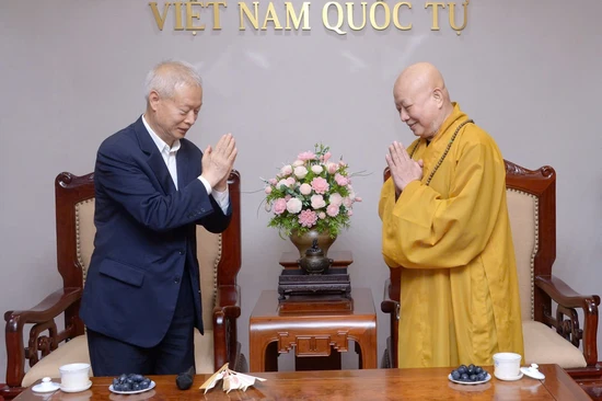 Hòa thượng Thích Lệ Trang và ông Trương Kỳ - Ảnh: Bảo Toàn/Báo Giác Ngộ