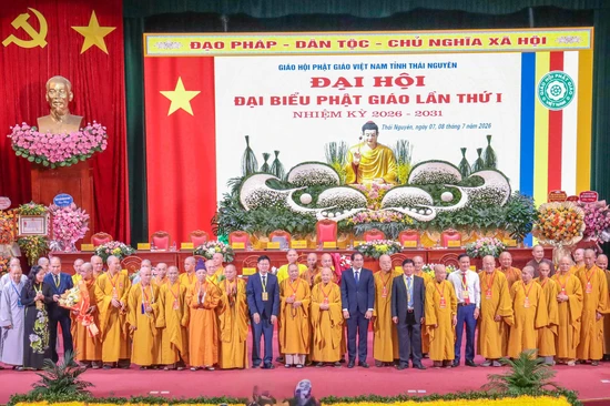Lãnh đạo Trung ương GHPGVN, lãnh đạo các cấp chính quyền chúc mừng tân Ban Trị sự GHPGVN tỉnh Thái Nguyên, nhiệm kỳ 2026-2031 - Ảnh: Nguyên Tài/BGN