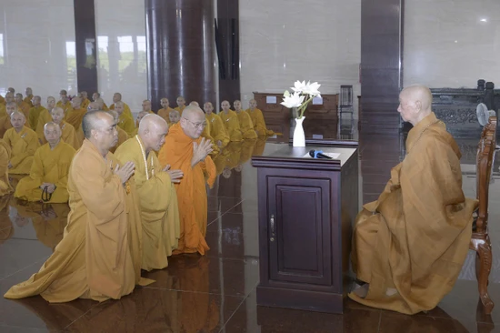 Chư tôn đức Hội đồng Điều hành Học viện Phật giáo VN tại TP.HCM tác pháp Tự tứ với Đại lão Hòa thượng Thiền chủ hạ trường - Ảnh: Bảo Toàn/BGN