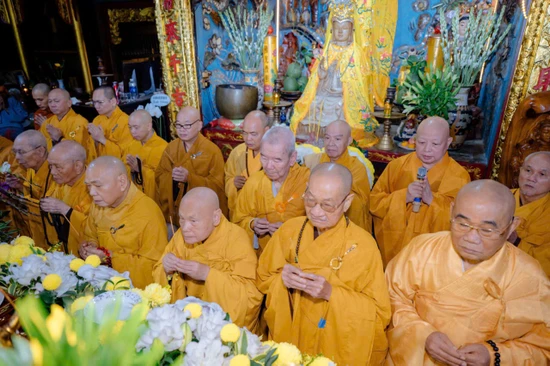 Chư vị giáo phẩm lãnh đạo Trung ương Giáo hội viếng tang Trưởng lão Hòa thượng Thích Huệ Thông tại chùa Châu Thới vào chiều 22-10