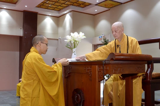 Đức Pháp chủ GHPGVN trao học bổng Đức Nhuận đến nghiên cứu sinh - Ảnh: Bảo Toàn/BGN