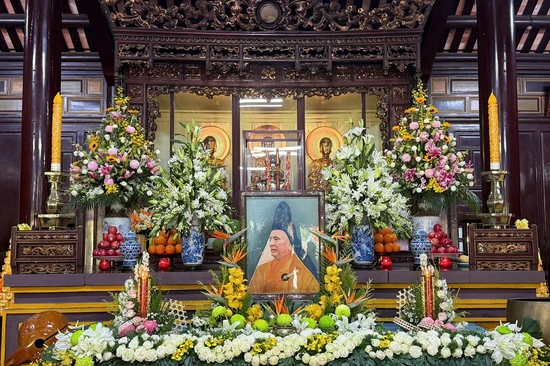 Di ảnh Đại lão Hòa thượng Thích Đôn Hậu được tôn trí tại chánh điện Quốc tự Thiên Mụ