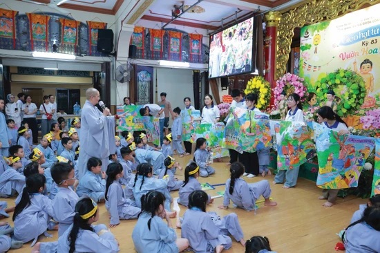 Ni sư trụ trì Huệ Đức trực tiếp tương tác, đồng hành cùng các bé trong ngày tu tập