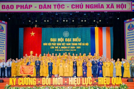 Lãnh đạo các cấp chính quyền và GHPGVN chúc mừng tân Ban Trị sự GHPGVN TP.Hà Nội, nhiệm kỳ 2026-2031 - Ảnh: Đăng Huy