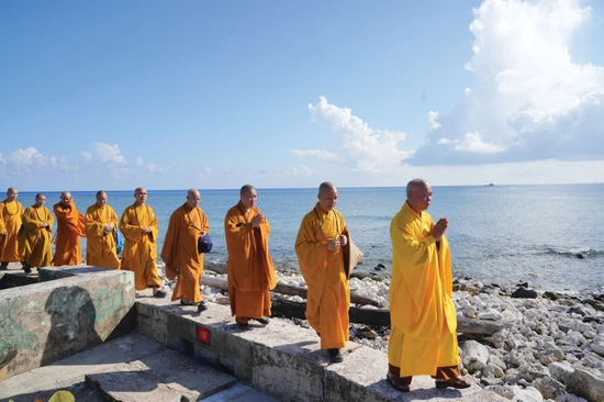 Chư Tăng thiền hành trên đảo Phan Vinh thuộc quần đảo Trường Sa (đặc khu Trường Sa, tỉnh Khánh Hòa)