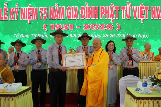 Hòa thượng Thích Khế Chơn trao Bằng tuyên dương công đức của Trung ương Giáo hội đến tập thể Phân ban Gia đình Phật tử Việt Nam