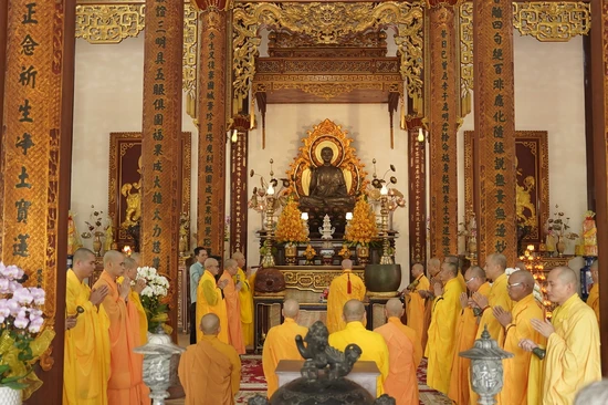 Khóa lễ cúng ngọ tại chánh điện tổ đình Từ Đàm nhân húy nhật lần thứ 25 của Trưởng lão Hòa thượng Thích Thiện Siêu