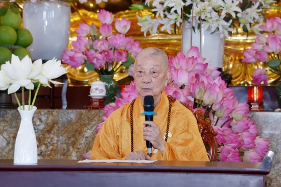 Đức Pháp chủ GHPGVN - Đại lão Hòa thượng Thích Trí Quảng giáo giới chư hành giả an cư tại hạ trường Cơ sở II - Học viện Phật giáo VN tại TP.HCM (xã Bình Lợi) - Ảnh: Bảo Toàn/BGN