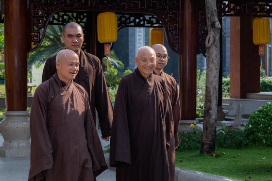 Thượng tọa Thích Giác Dũng hướng dẫn Hòa thượng Thích Minh Thông thăm cơ sở nội trú của Tăng sinh tại tu viện Vĩnh Nghiêm