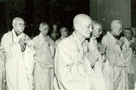 Chư tôn giáo phẩm cùng nhất tâm đảnh lễ Tam bảo trước phiên khai mạc Hội nghị Thống nhất Phật giáo Việt Nam - Ảnh Tư liệu GN