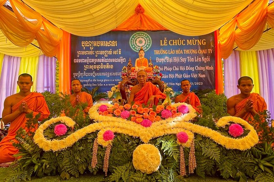 Lễ chúc mừng Trưởng lão Hòa thượng Chau Ty được thực hiện theo nghi thức truyền thống Phật giáo Nam tông Khmer