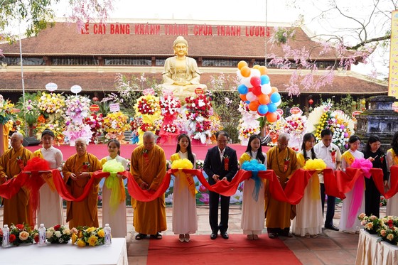 Chư tôn đức cùng đại biểu cắt băng khánh thành chùa Thanh Lương
