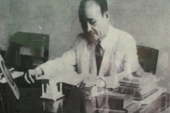 Bác sĩ Tâm Minh tại Văn phòng Ủy ban Bảo vệ Hòa bình Thế giới Việt Nam năm 1956 tại Hà Nội