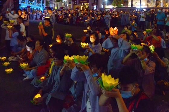 Đồng bào tham dự Lễ phóng liên đăng trong Pháp hội Vu lan tại Việt Nam Quốc Tự - Ảnh: Bảo Toàn