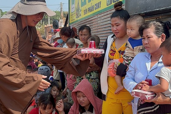  Đại đức Thích Minh Phú trao quà đến Việt kiều hồi hương khó khăn tại tỉnh Tây Ninh