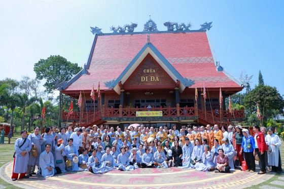 Đoàn hành hương lưu niệm tại chùa Di Đà (Bảo Lộc, Lâm Đồng)