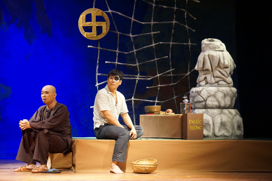 Một cảnh trong vở kịch "Trả lại lia thia", Trí Quang vai Rô, Huỳnh Thiện Trung vai thầy Năm Mọ